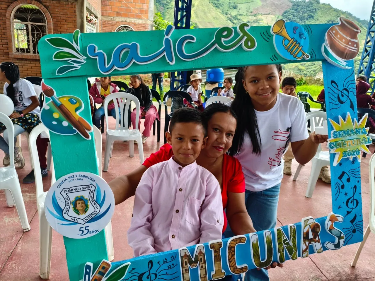 Familia con un estudiante de primaria en el marco de la Semana Cultural