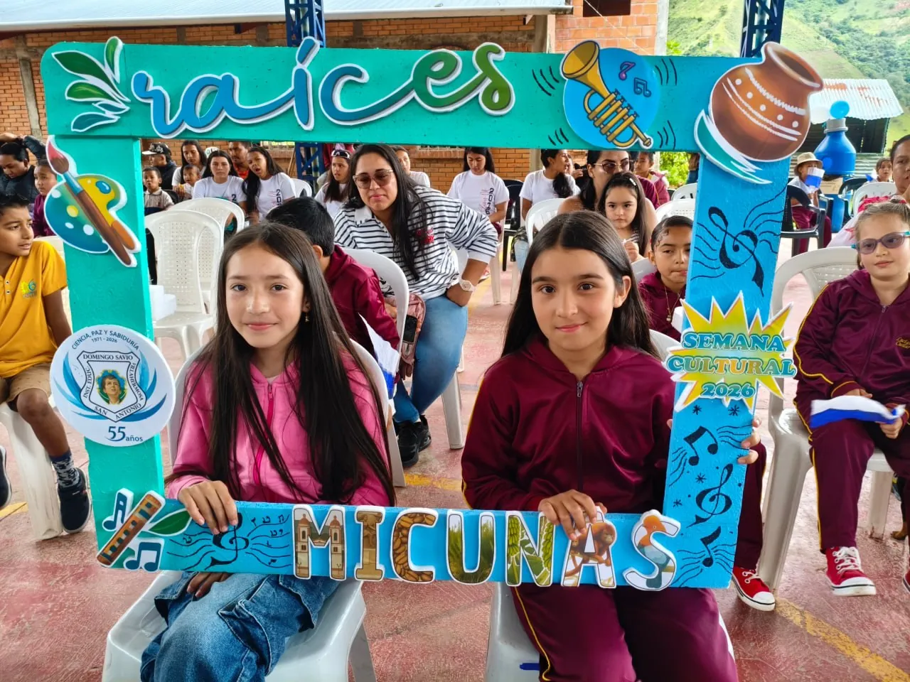 Estudiantes de primaria en el marco raíces MICUNAS