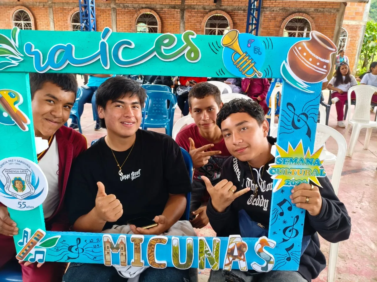 Estudiantes de bachillerato en el marco raíces de la Semana Cultural 2026